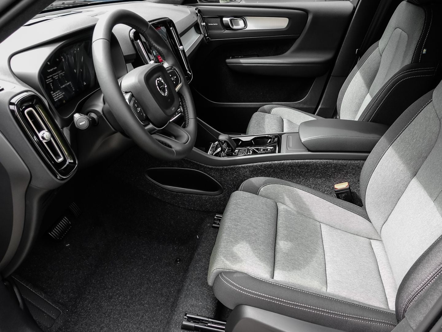 Volvo XC40 B3 Benzin Plus - Samsaru's Car Outlet