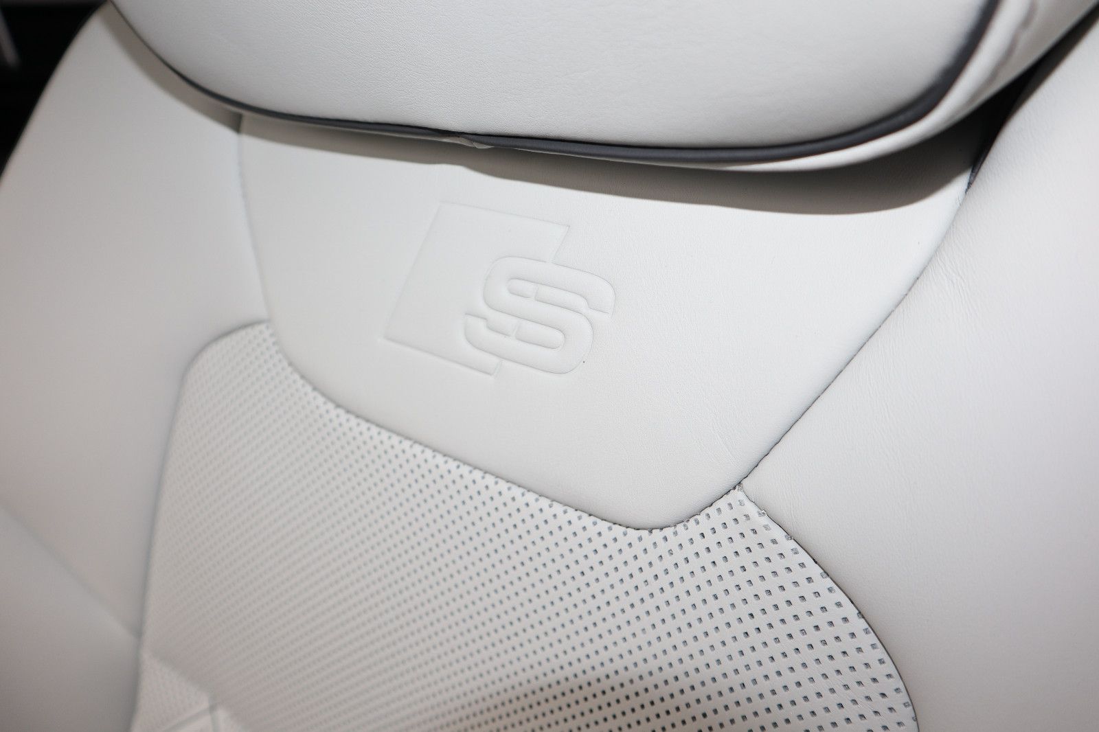 Audi A8L 60 TFSI e lang exclusive - Samsaru's Car Outlet