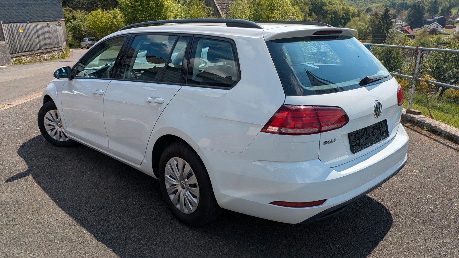Volkswagen Golf VII Variant Trendline - Samsaru's Car Outlet