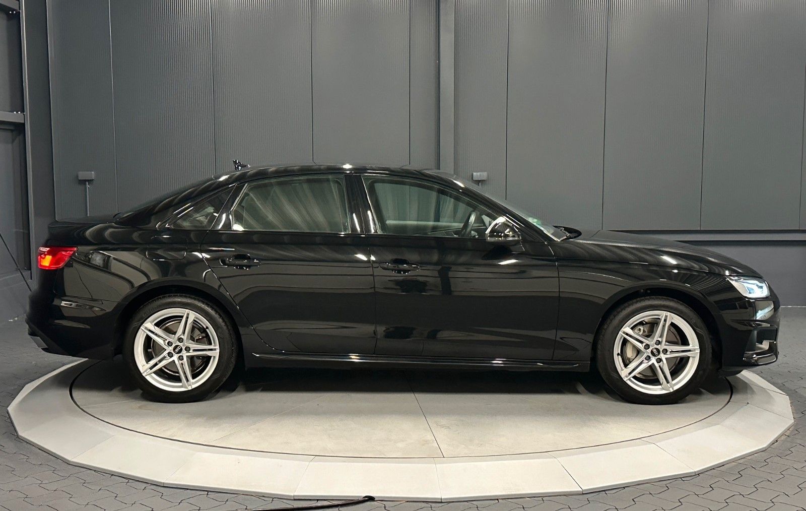 Audi A4 Lim. 40 TDI advanced - Samsaru's Car Outlet