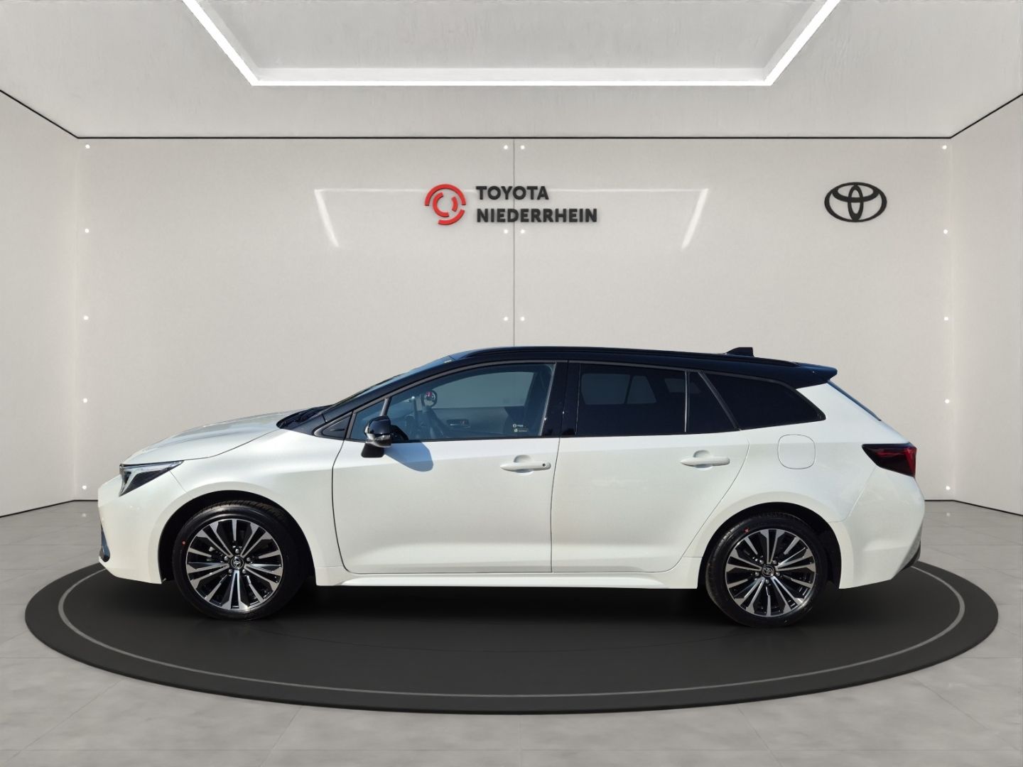 Toyota Corolla TS Black & White LED+NAVI+CARPLAY+RFK
