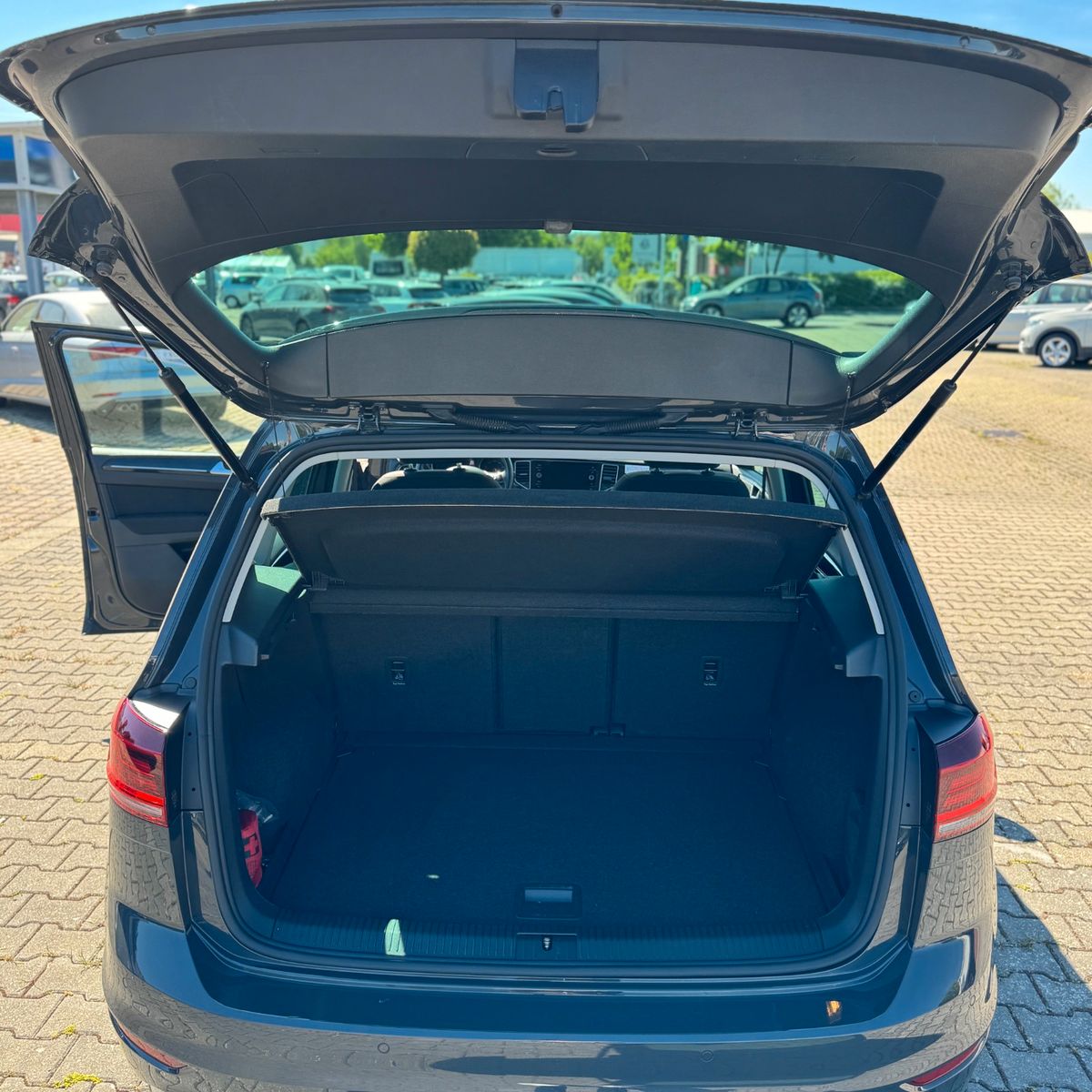Volkswagen Golf Sportsvan VII Highline 2.0 TDI - Samsaru's Car Outlet