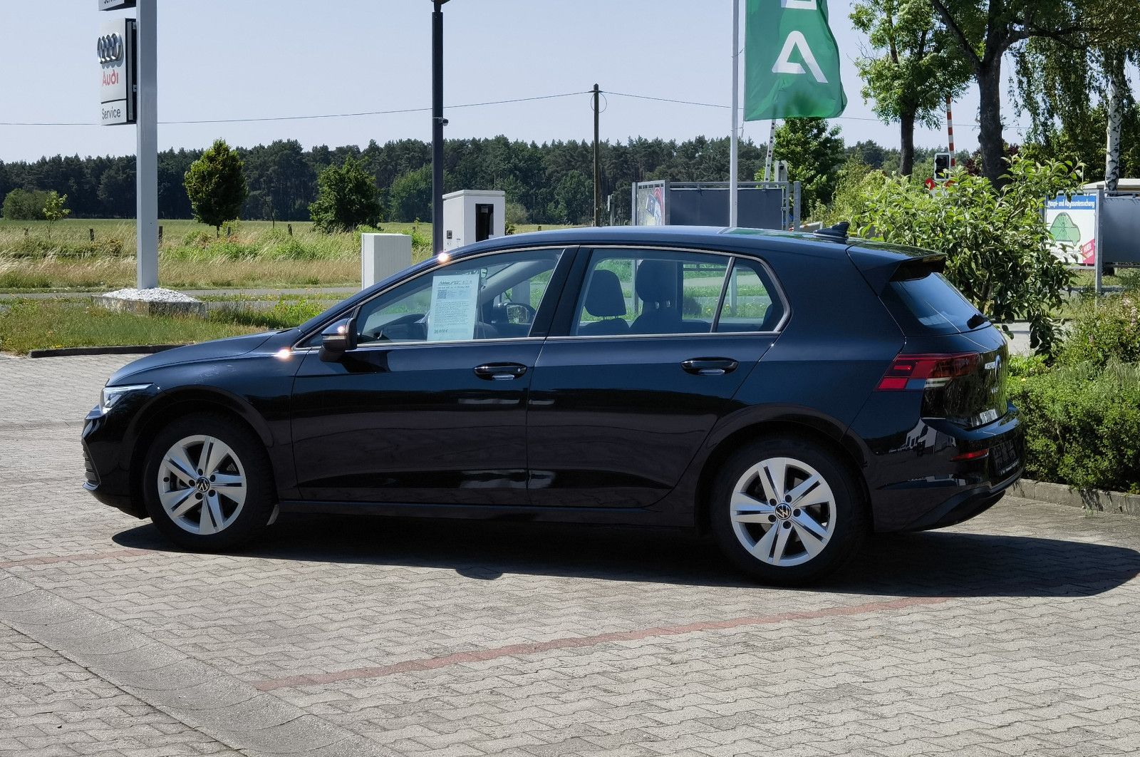 Volkswagen Golf Life 1.5 TSI - Samsaru's Car Outlet