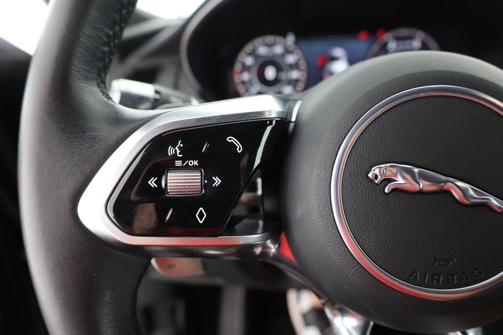 Jaguar E-PACE 2.0 Aut. AWD LED Panorama Memory 360° ACC
