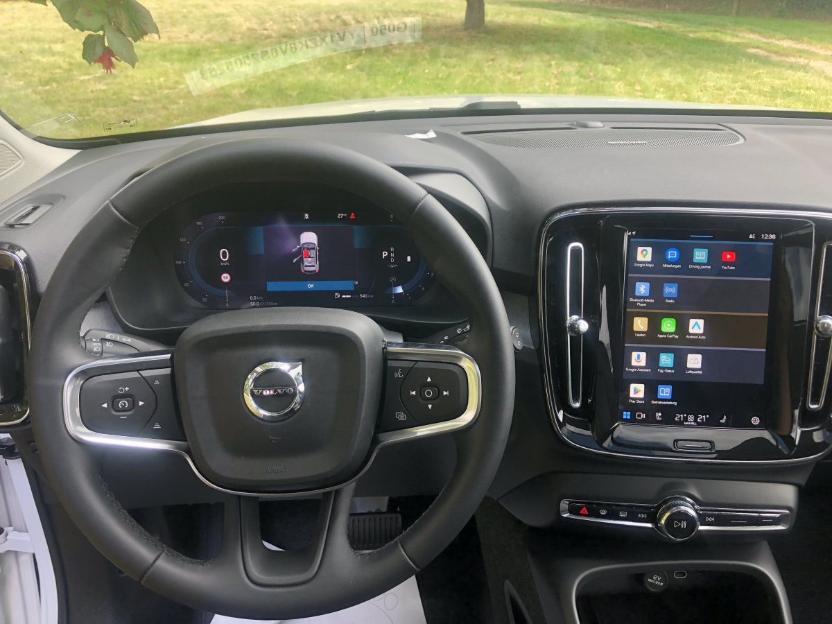 Volvo XC40 B4 Plus Dark - Samsaru's Car Outlet