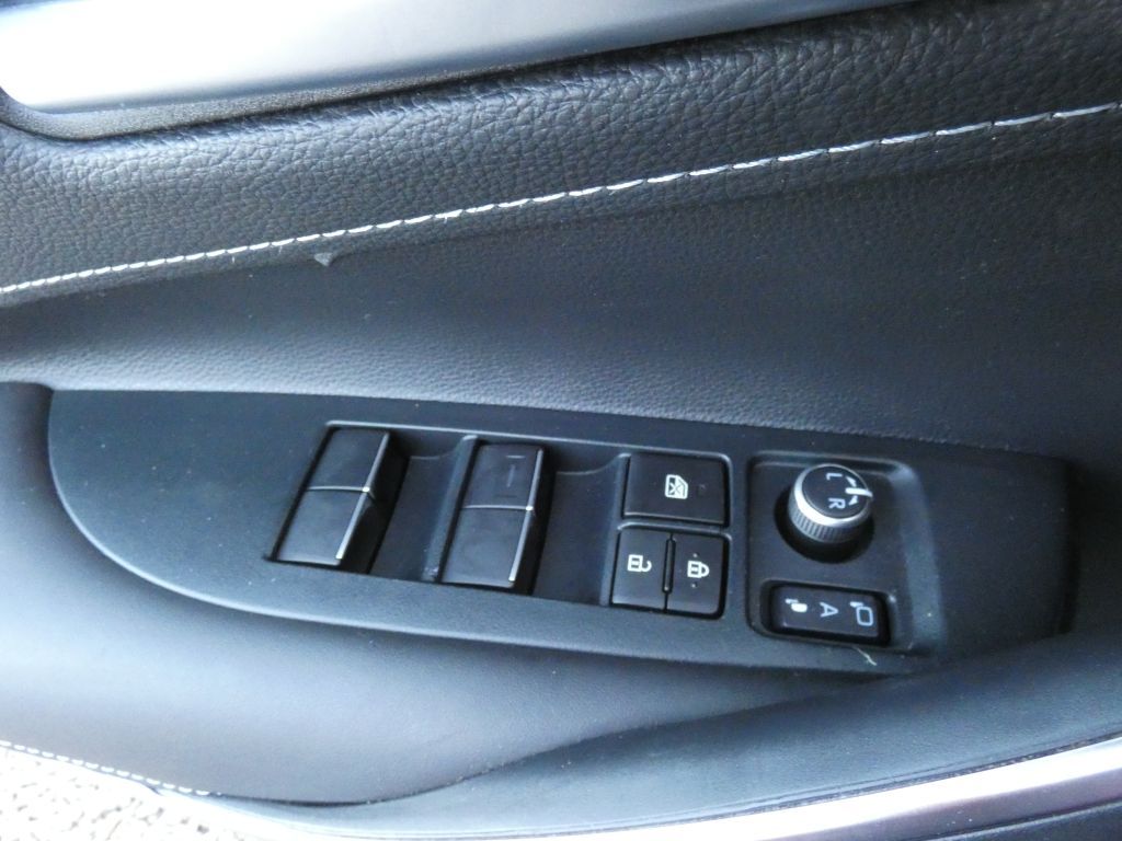 Toyota Corolla 1,8Hybrid Team D*Navi+LED+SHZ+PDZ+Allwet