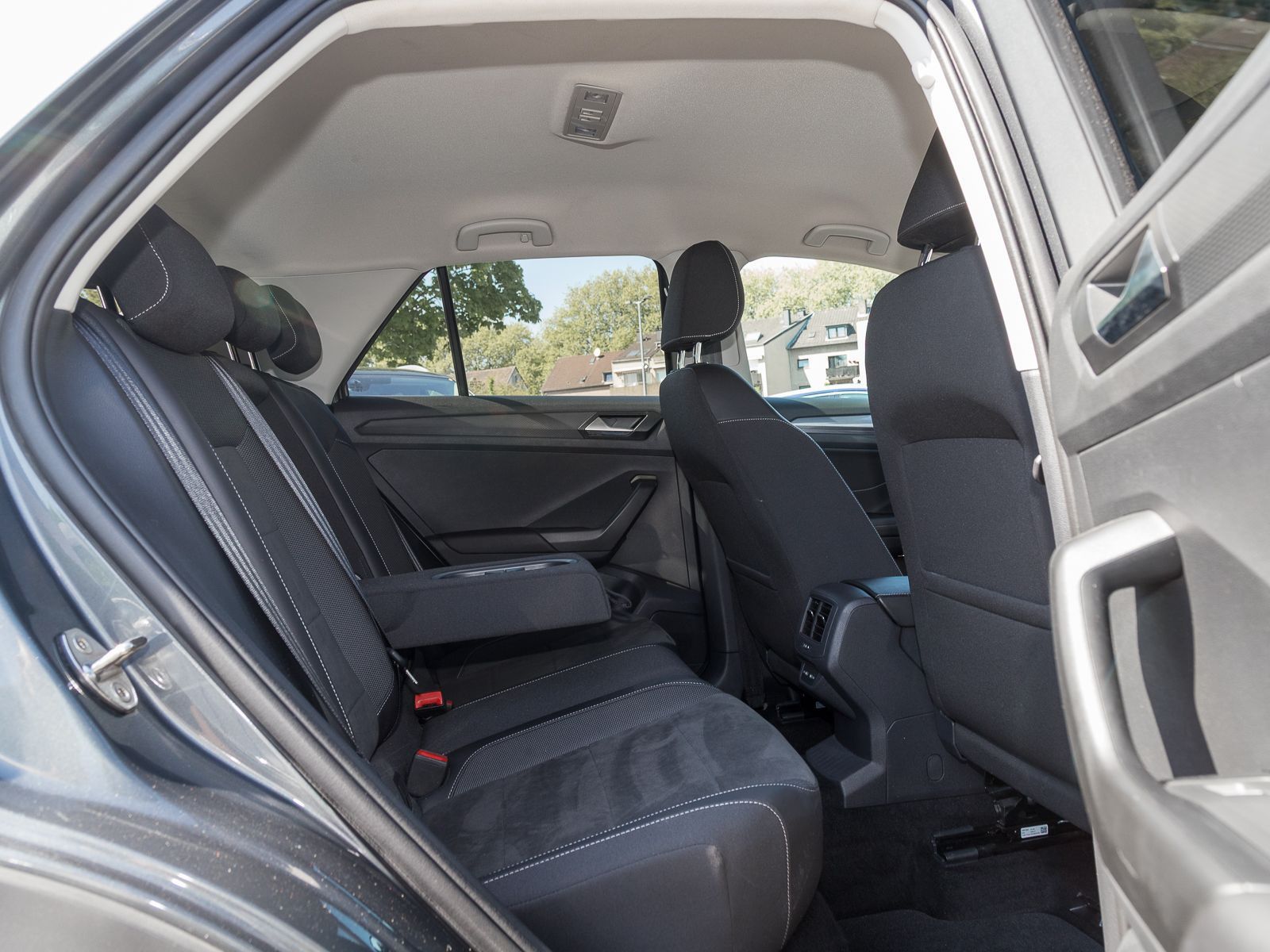 Volkswagen T-Roc 2.0 TDI STYLE - Samsaru's Car Outlet
