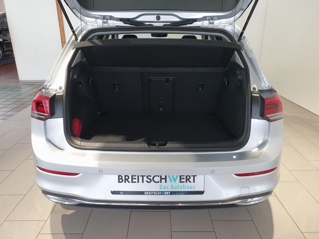 Volkswagen Golf 1.5 eTSI Active DSG - Samsaru's Car Outlet