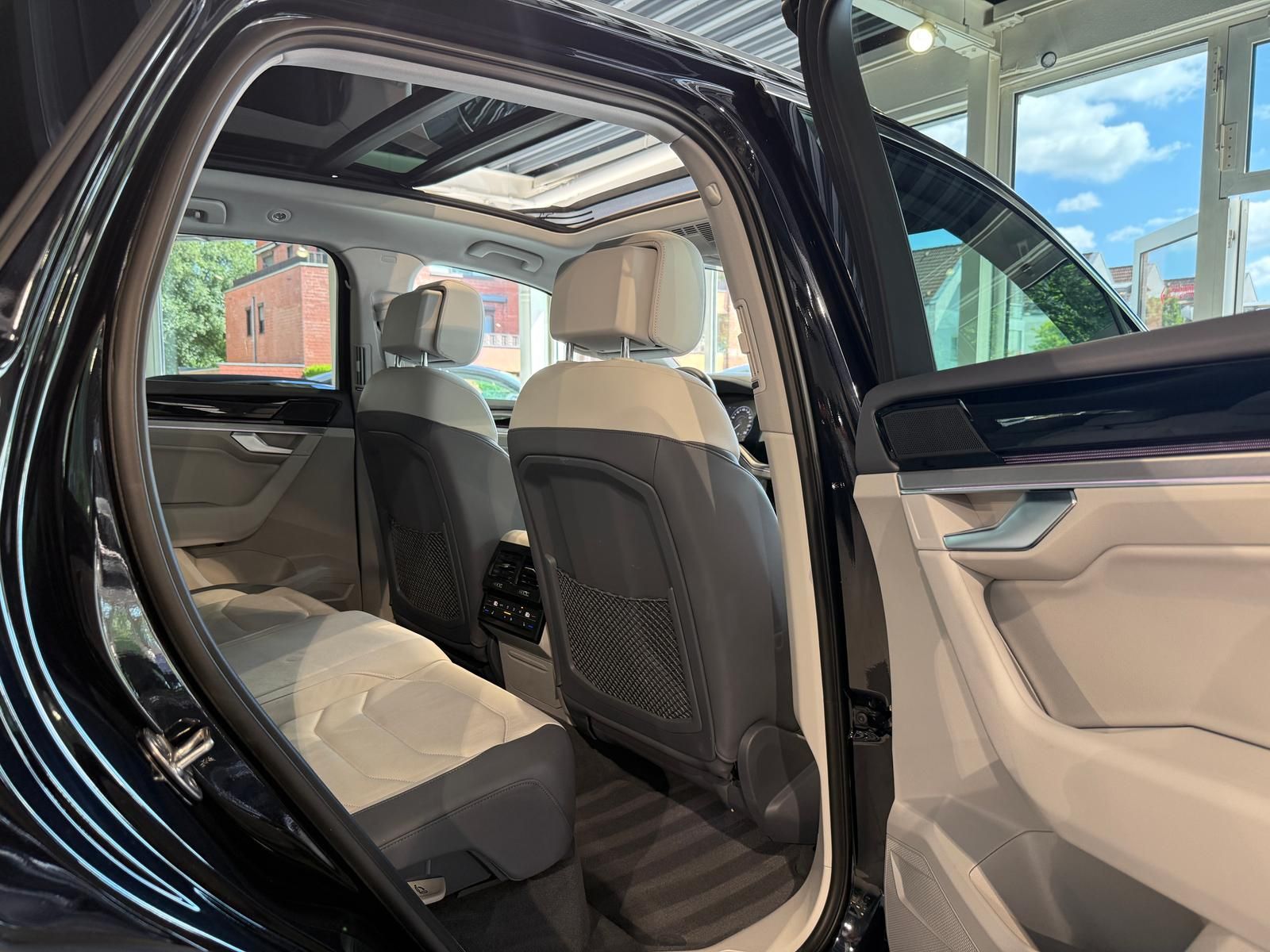 Volkswagen Touareg Elegance 4Motion eHybrid - Samsaru's Car Outlet