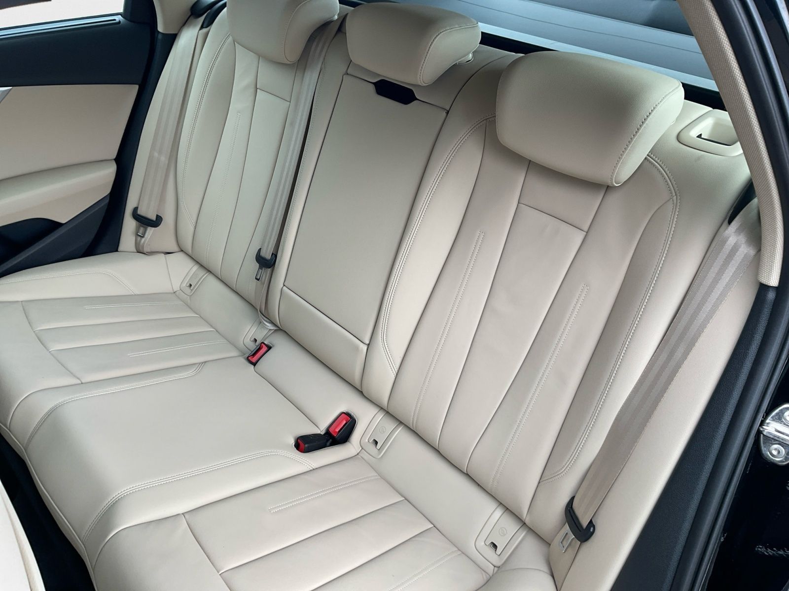 Audi A4 Avant 35 TDI S tronic advanced - Samsaru's Car Outlet