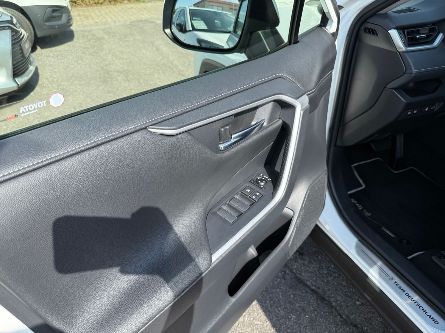 Toyota RAV 4 2.5 4x2 Hybrid - Samsaru's Car Outlet