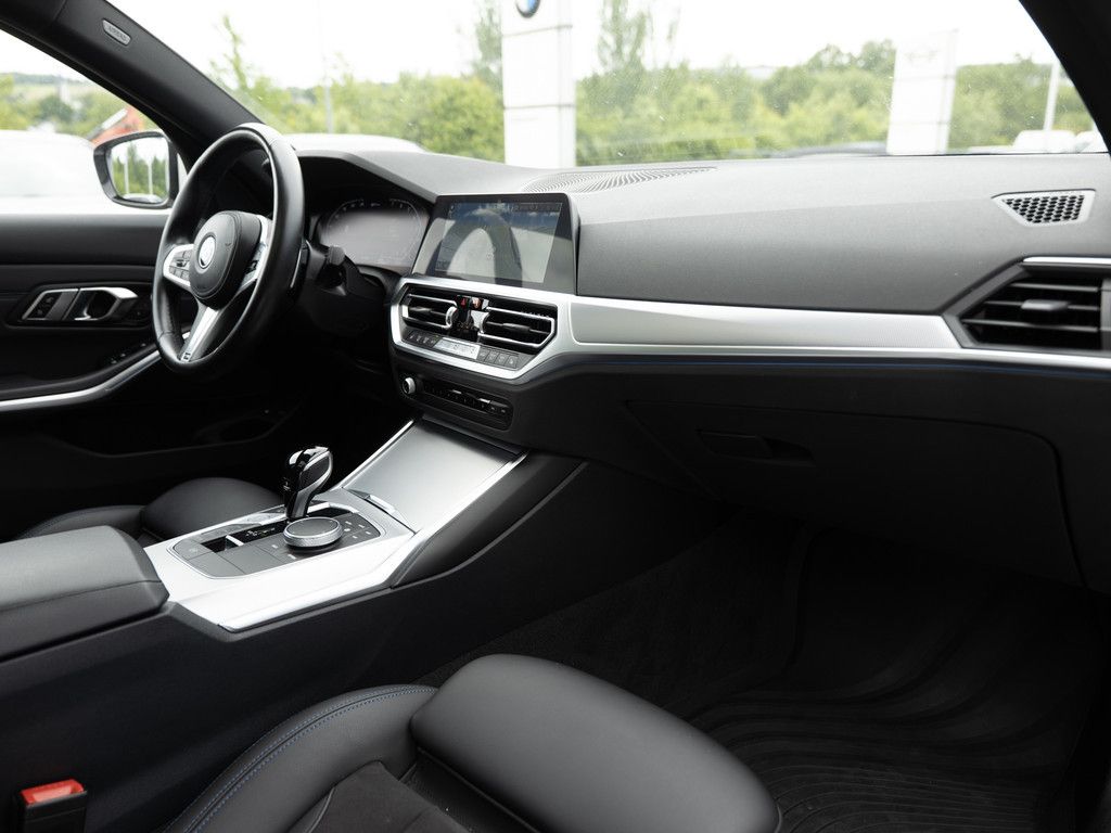 BMW 330e Touring xDrive M-Sport PANO AHK HUD LASER
