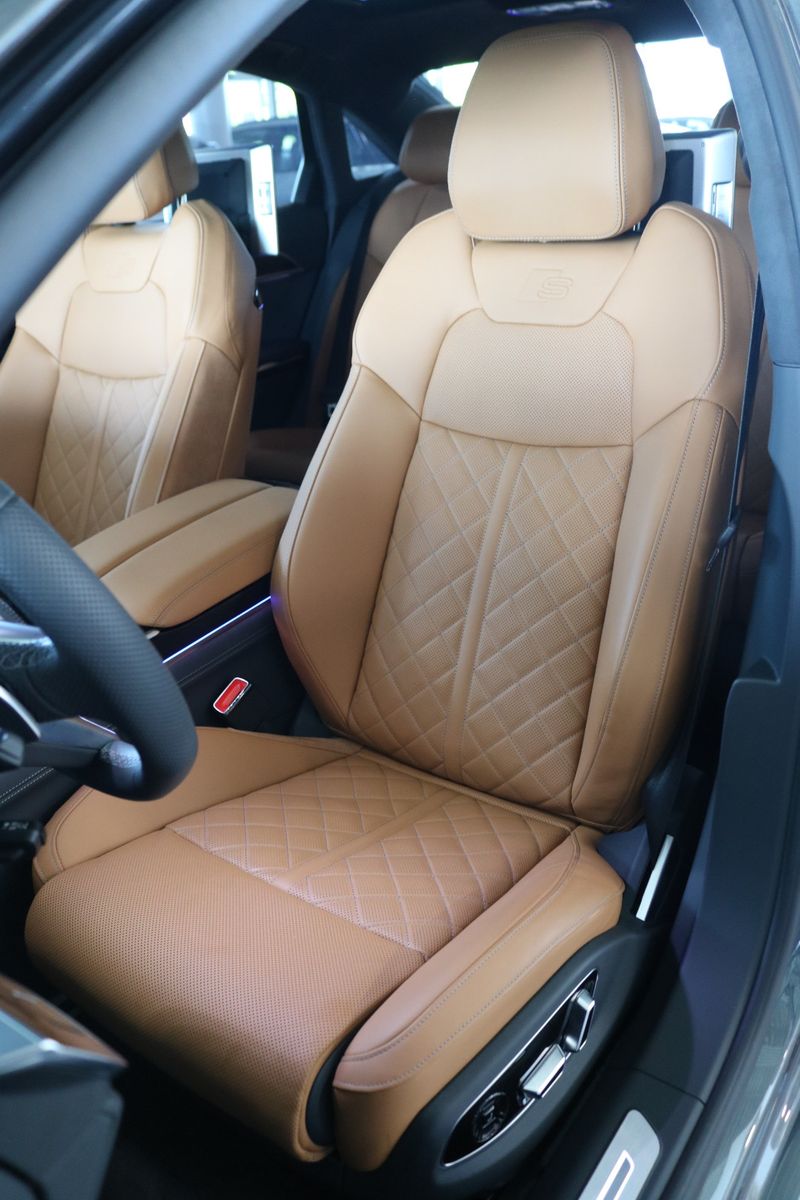 Audi A8 L 60 TFSI e Lang S line - Samsaru's Car Outlet