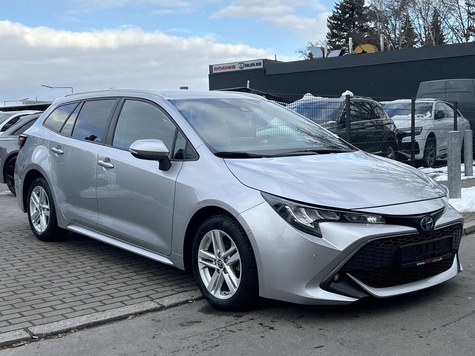 Toyota Corolla Touring Hybrid - Samsaru's Car Outlet