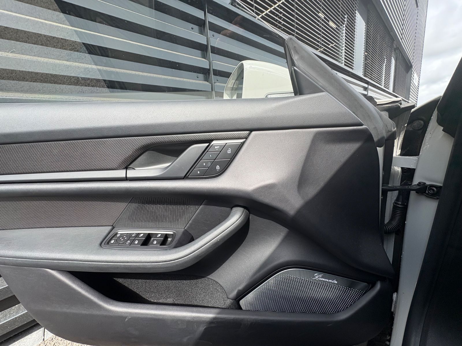Porsche Taycan  Turbo  -Cross Turismo-1.HAND