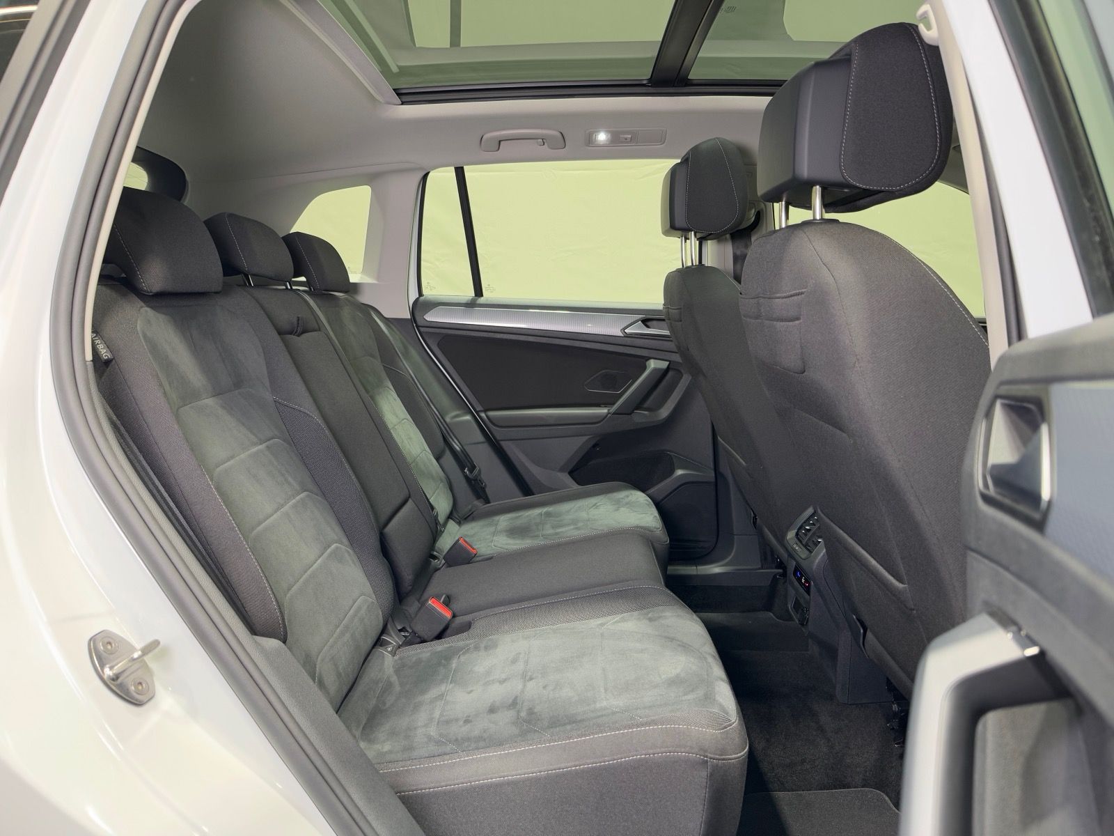 Volkswagen Tiguan Life 1.4 TSI eHybrid - Samsaru's Car Outlet