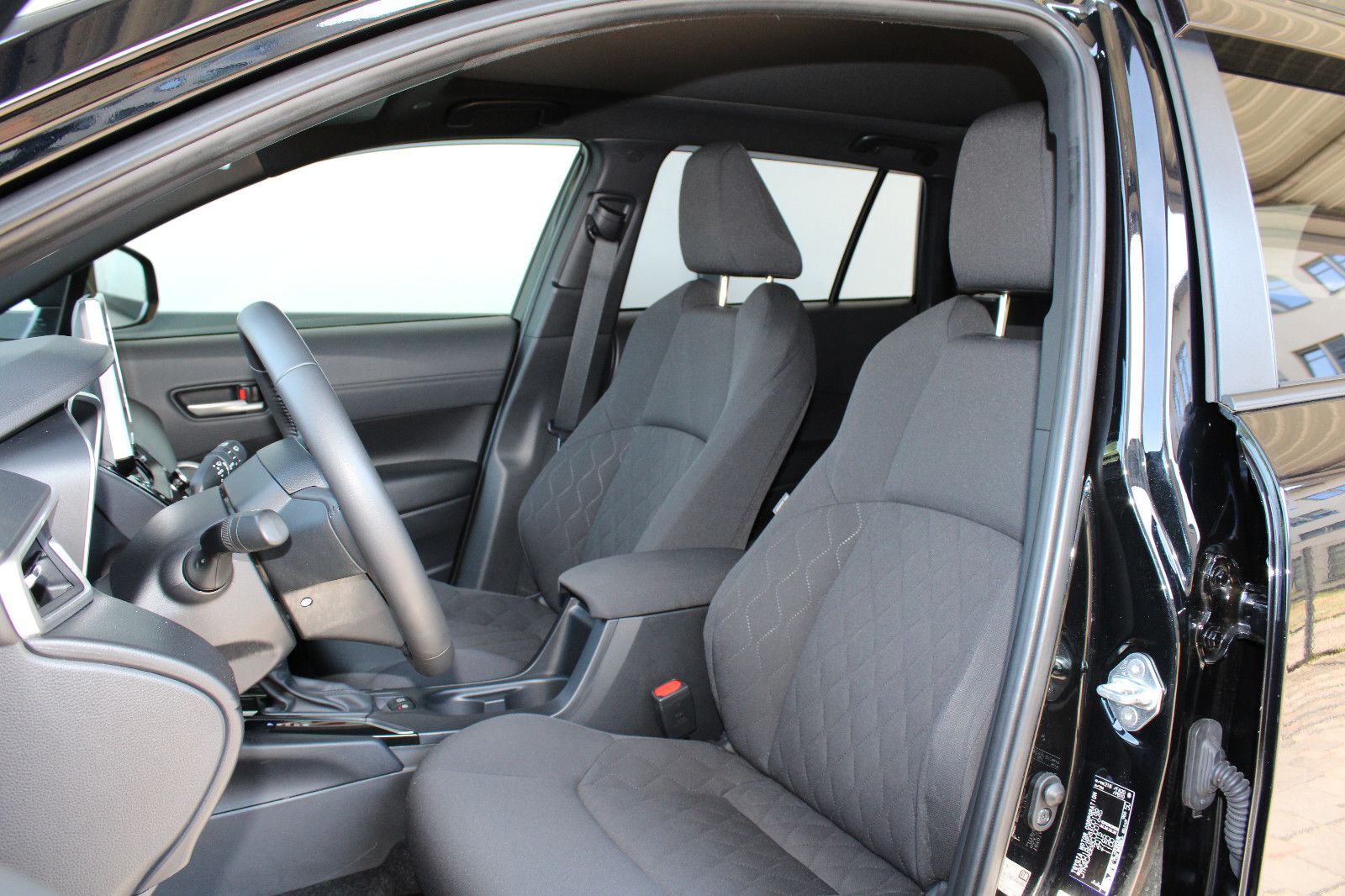 Toyota Corolla Cross 2.0 Hybrid AWD - Samsaru's Car Outlet