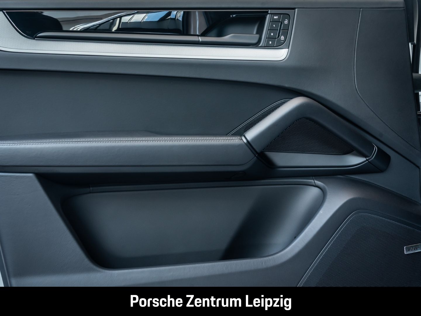 Porsche Cayenne E-Hybrid Coupe SportDesign HD-Matrix Inn