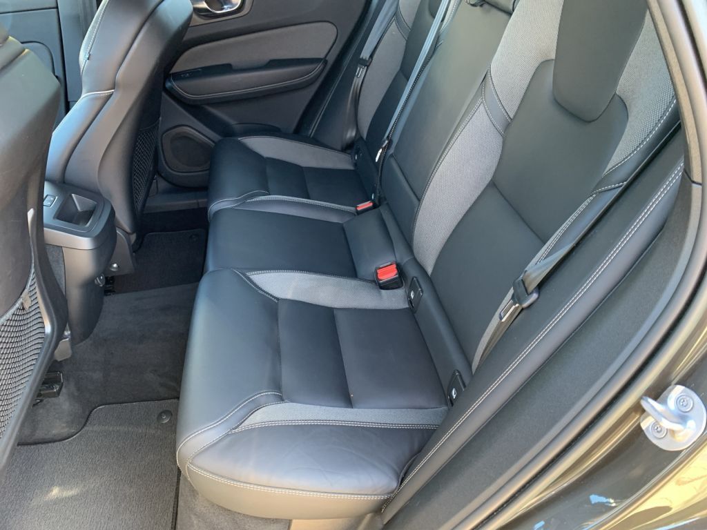 Volvo XC60 B4 D AWD Plus Dark,PANO,AHK,LED