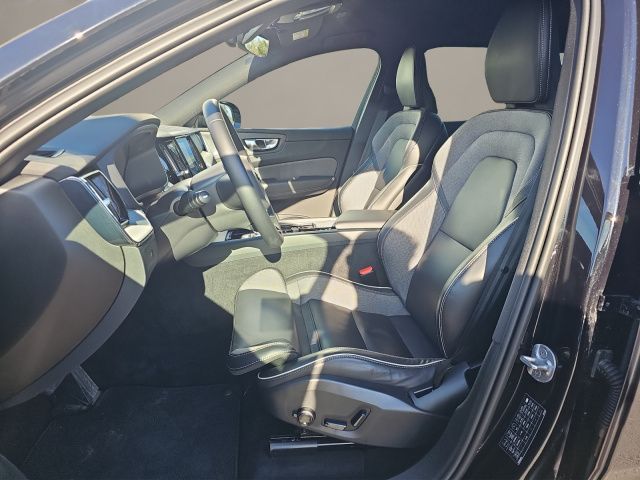 Volvo XC60 B5 B AWD Plus Dark - Samsaru's Car Outlet