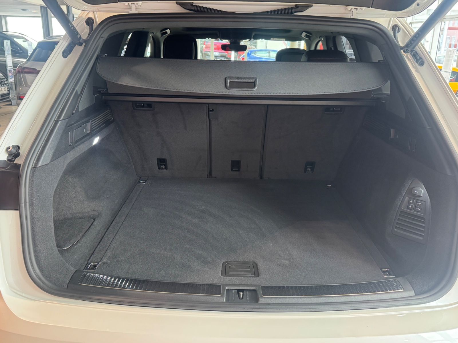 Volkswagen Touareg R-Line Pano IQ LIGHT Exterieur Black Sty