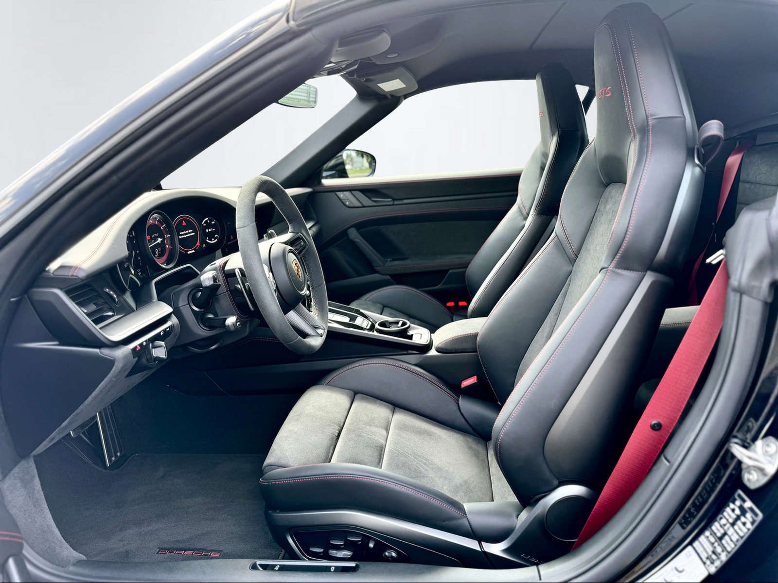 Porsche 992 CARRERA 4 GTS-CARBON-BOSE-LIFTS-1HD-360°-20´