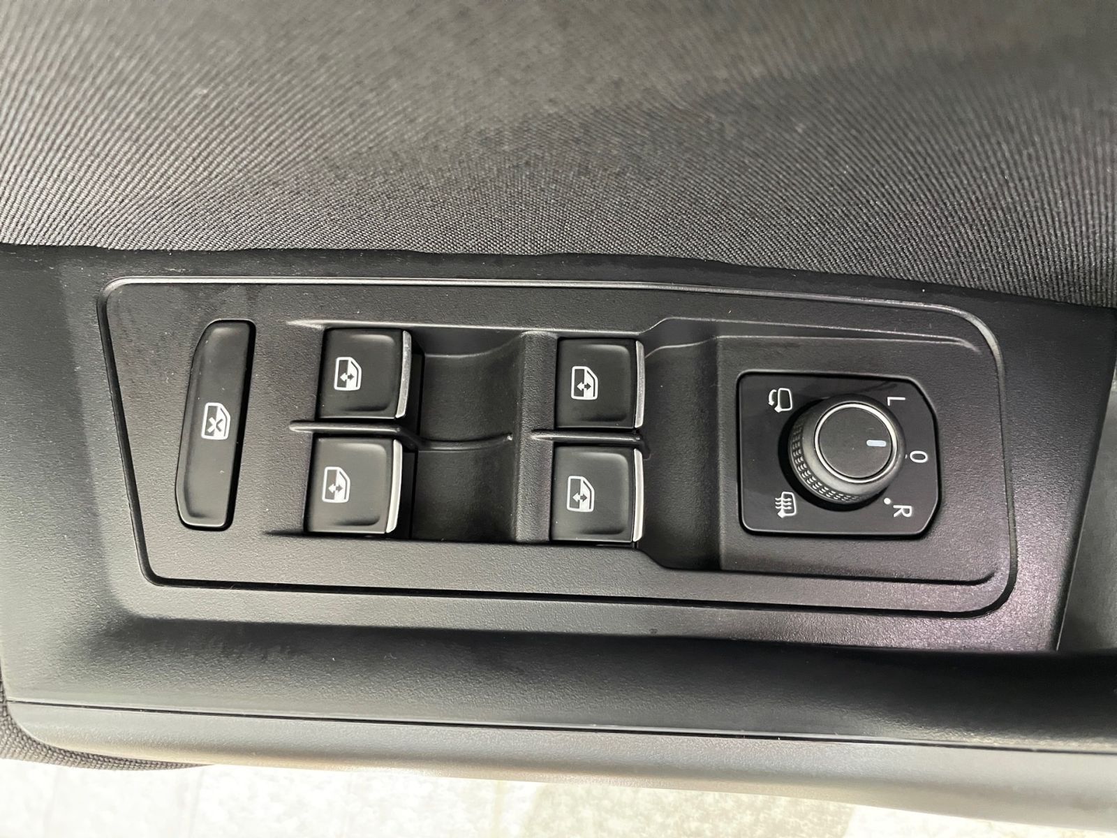 Volkswagen T-Roc 1.5 TSI Active - Samsaru's Car Outlet