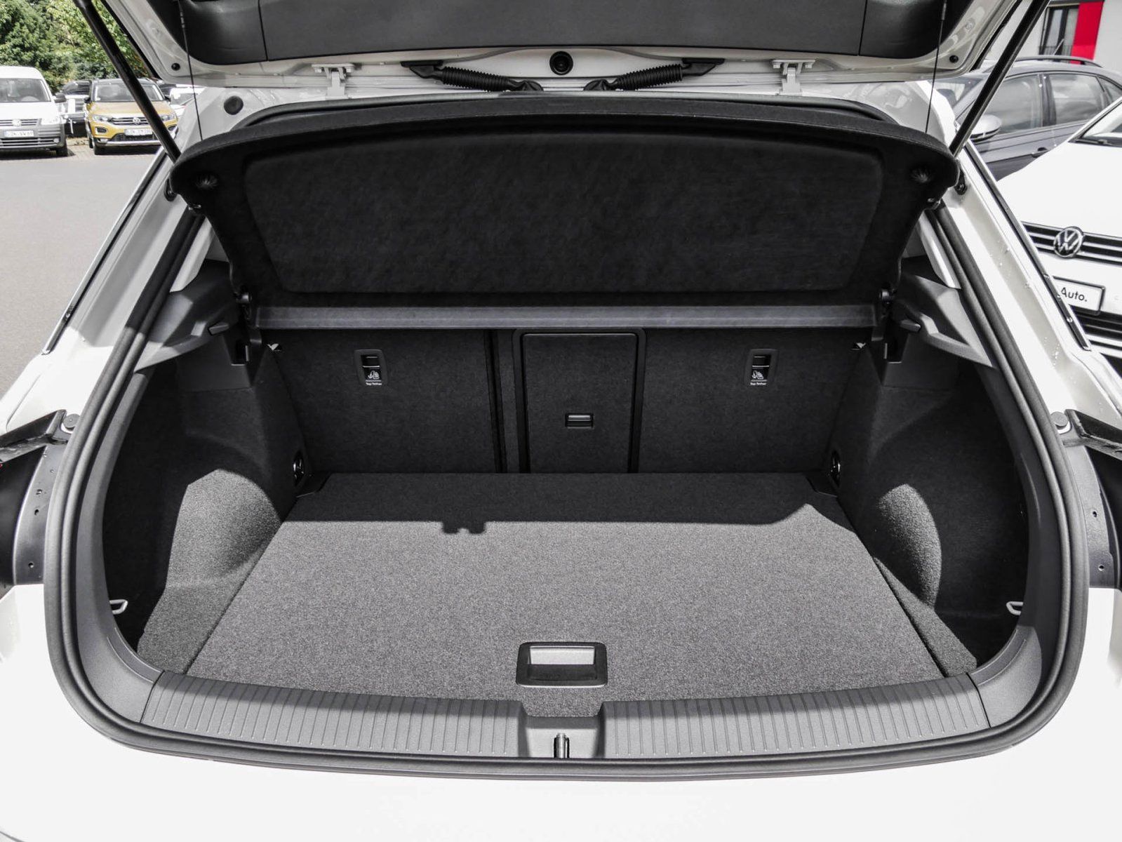 Volkswagen T-Roc Life 1.0 l TSI - Samsaru's Car Outlet