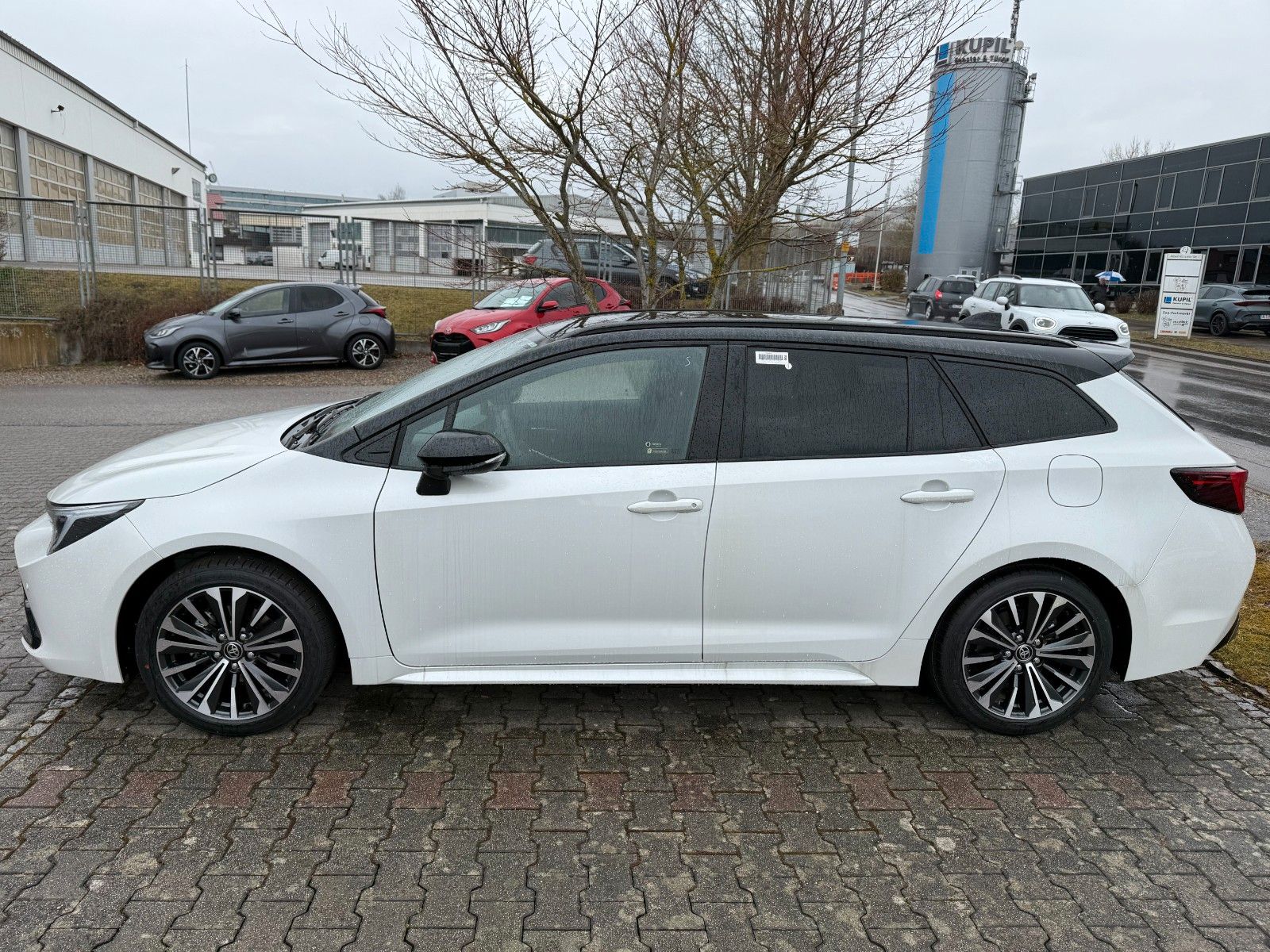 Toyota Corolla 1.8 TS Hybrid Black and White