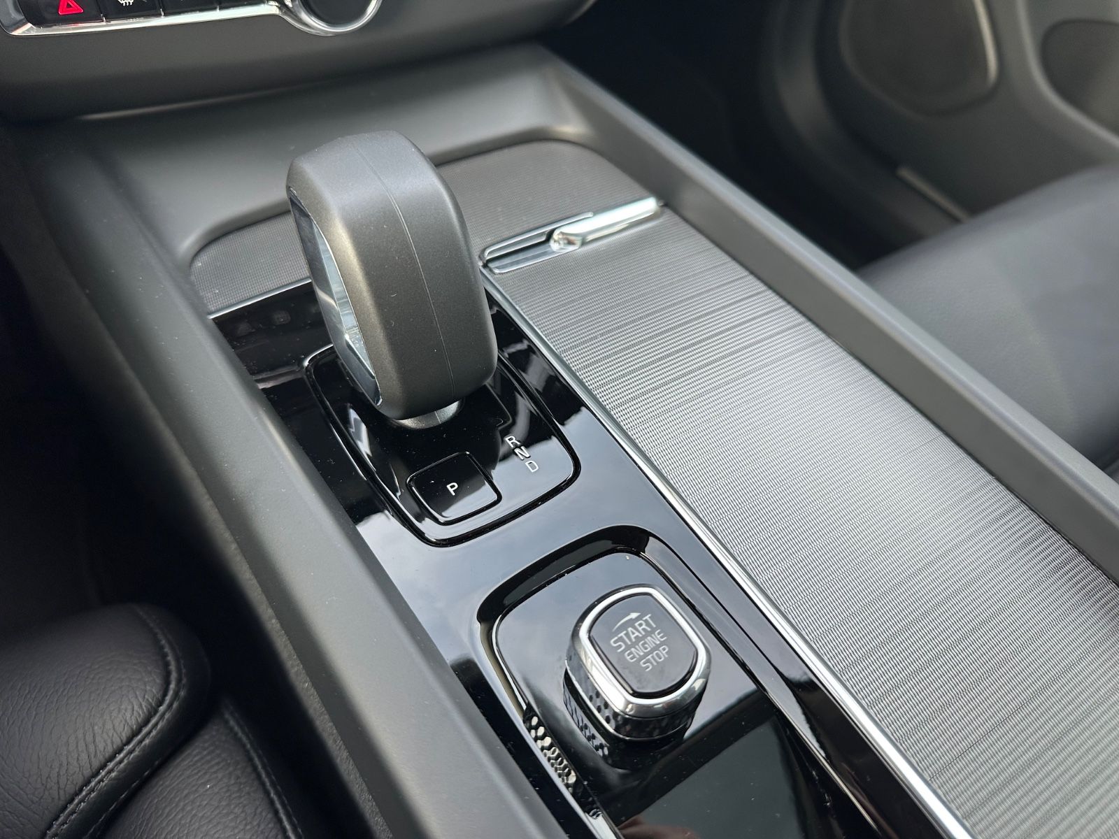 Volvo XC60 Ultimate Dark AWD Leder HuD Pano B&W 360°