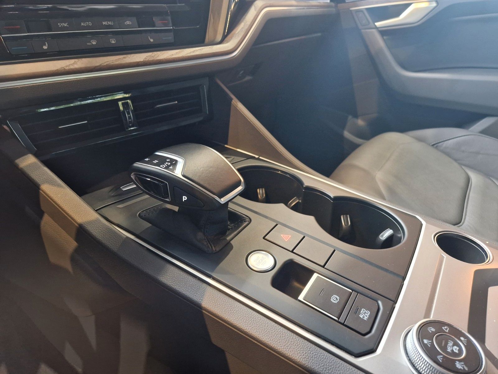 Volkswagen Touareg 3.0TDI Atmosphere 4Motion - Samsaru's Car Outlet