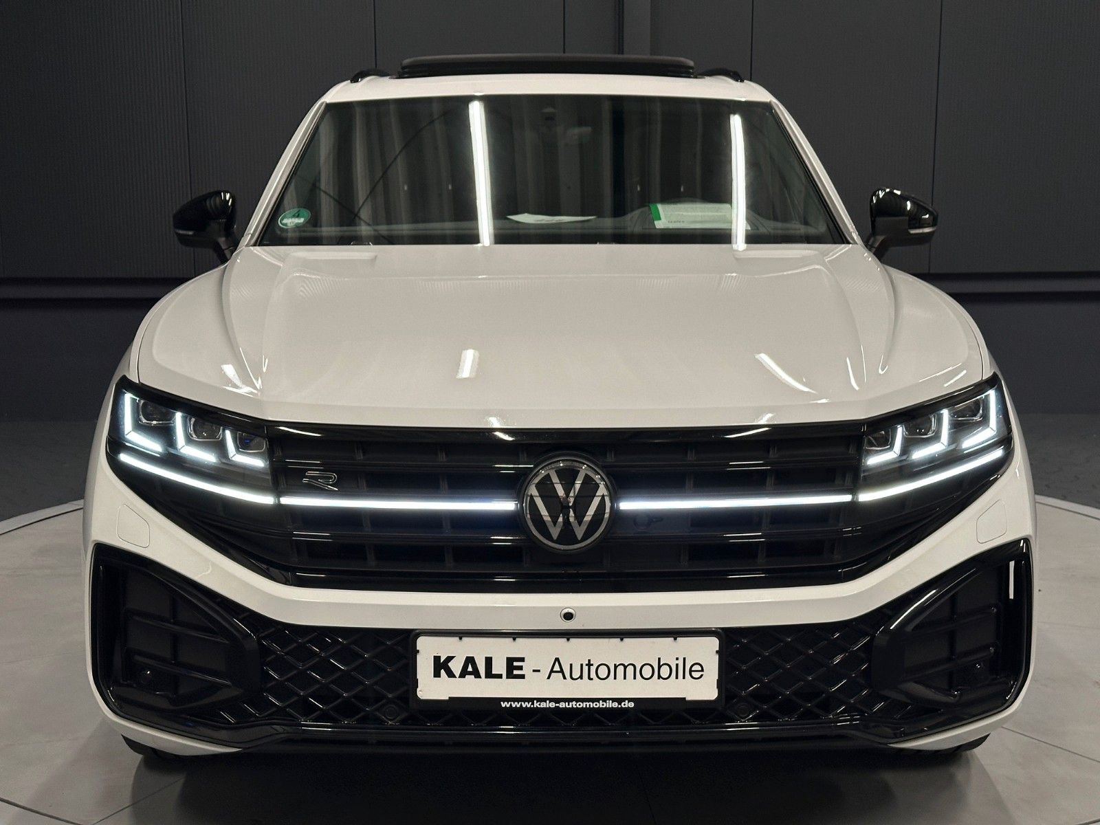Volkswagen Touareg V6 TDI 4Motion R-Line Black - Samsaru's Car Outlet