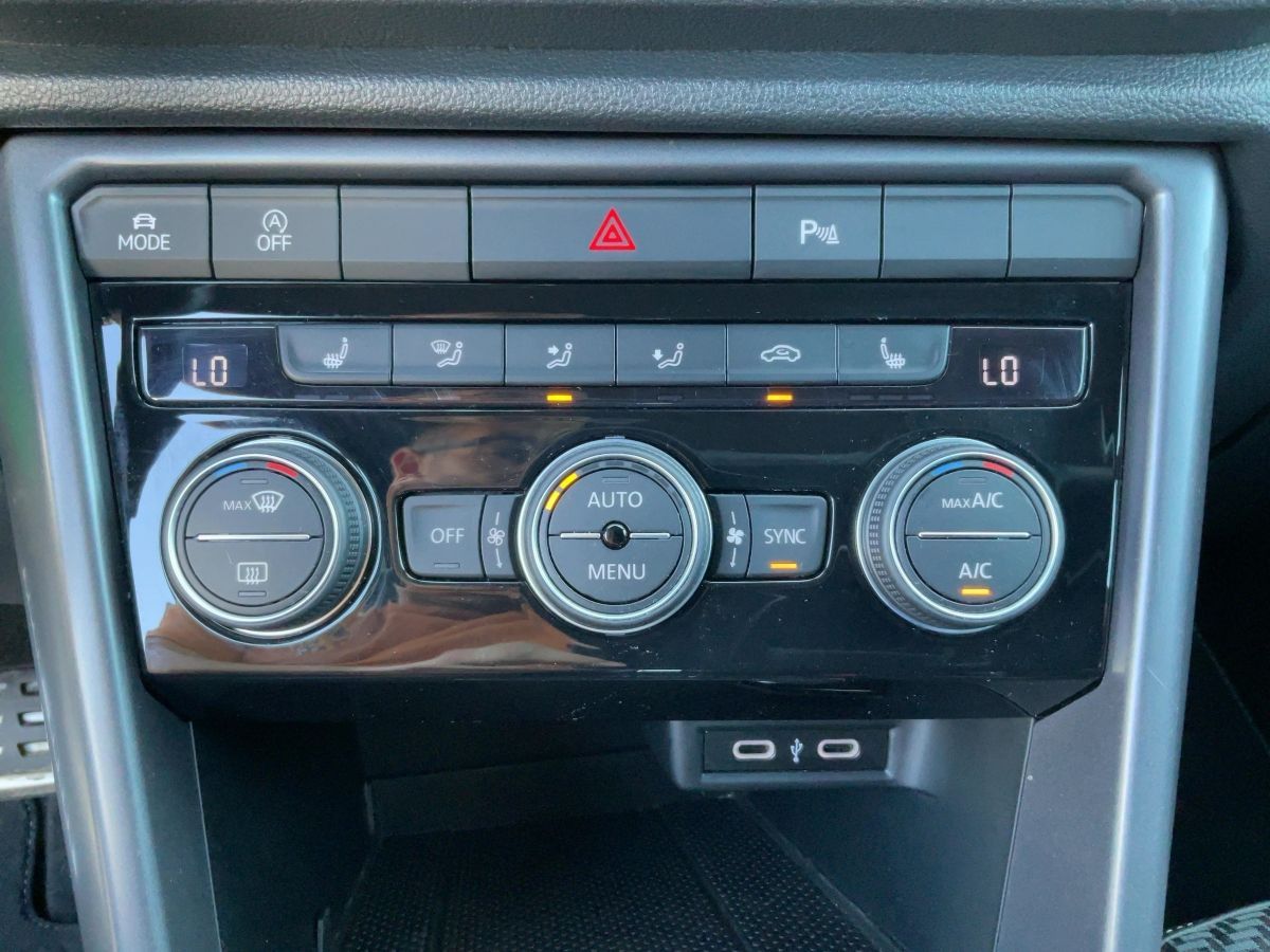 Volkswagen T-Roc 1.5 TSI DSG R-LINE - Samsaru's Car Outlet