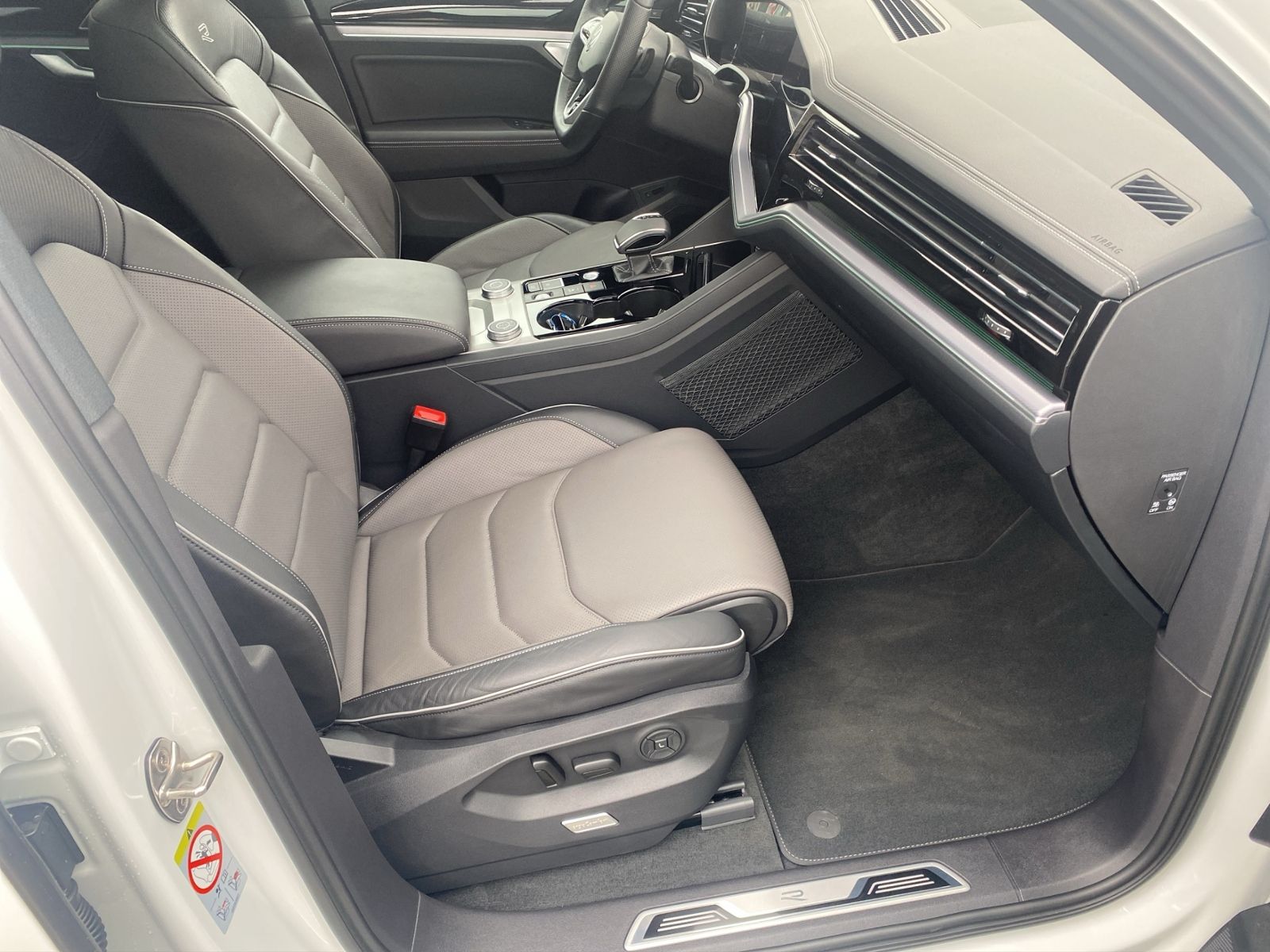Volkswagen Touareg 3.0 TDI R-Line 4Motion - Samsaru's Car Outlet