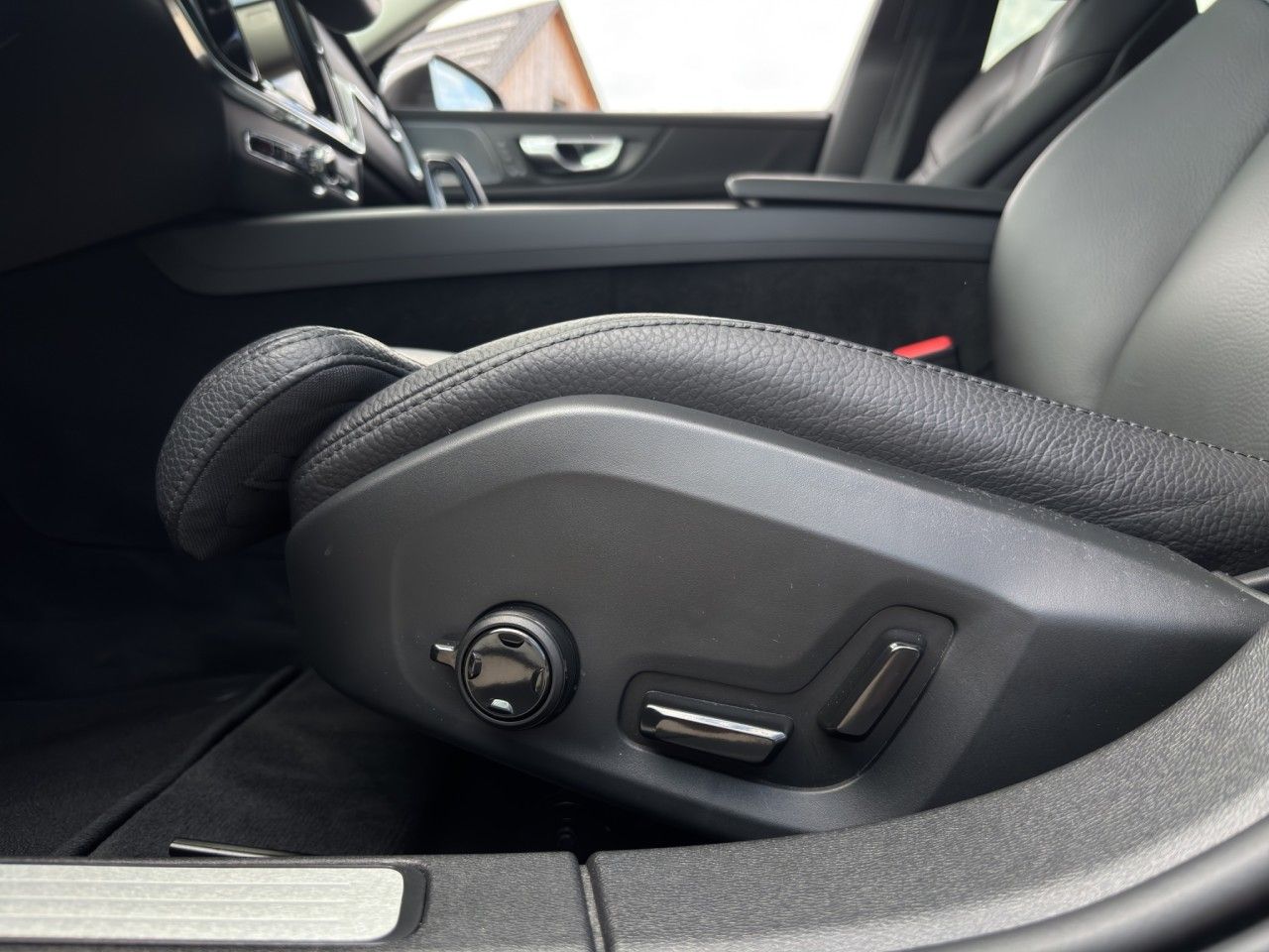 Volvo V60 B4 Cross Country Ultimate AWD/AHK/Pano/StHz