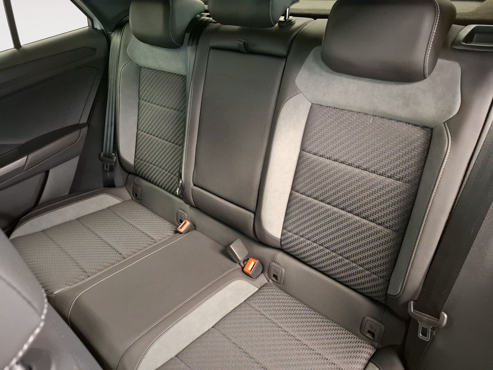 Volkswagen T-Roc 1.5 TSI Sport R-Line - Samsaru's Car Outlet
