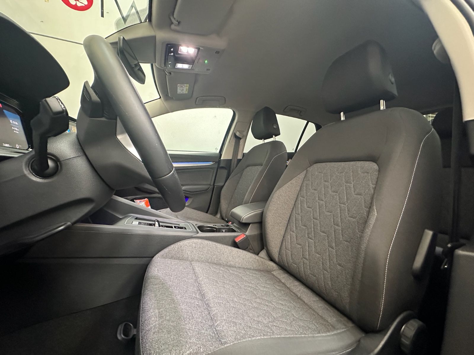 Volkswagen Golf VIII 1.5 eTSI MOVE - Samsaru's Car Outlet