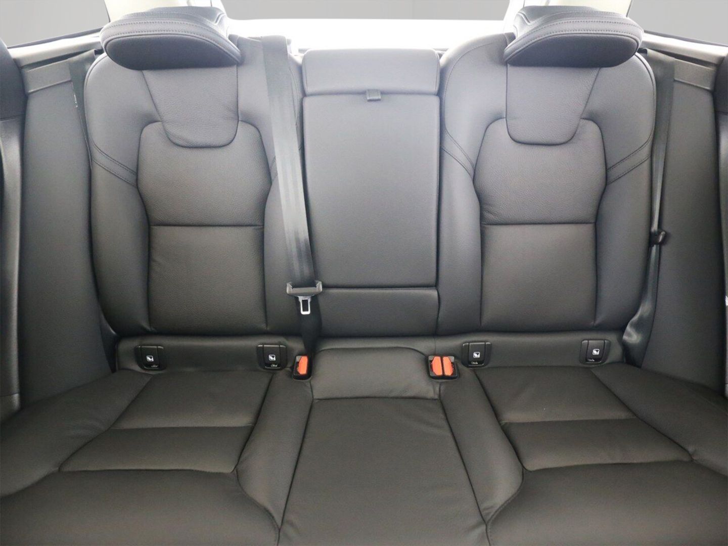 Volvo XC60 T8 Ultra Dark Recharge Plug-In Hybrid AWD - Samsaru's Car Outlet