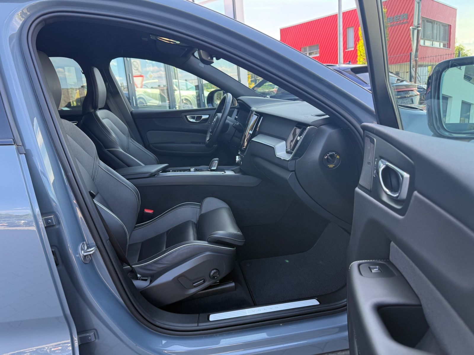 Volvo XC60 R-Design - Samsaru's Car Outlet