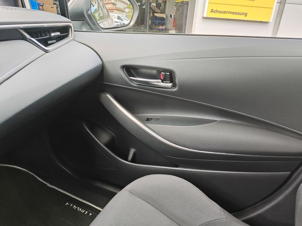 Toyota Corolla 1.8 Hybrid - Samsaru's Car Outlet