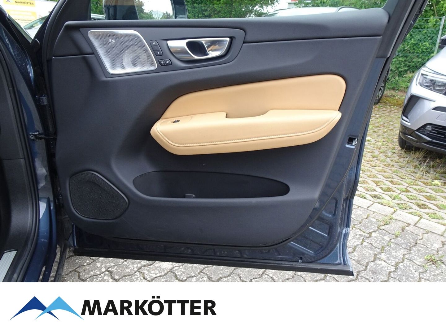 Volvo XC60 B4 AWD Ultimate Dark - Samsaru's Car Outlet