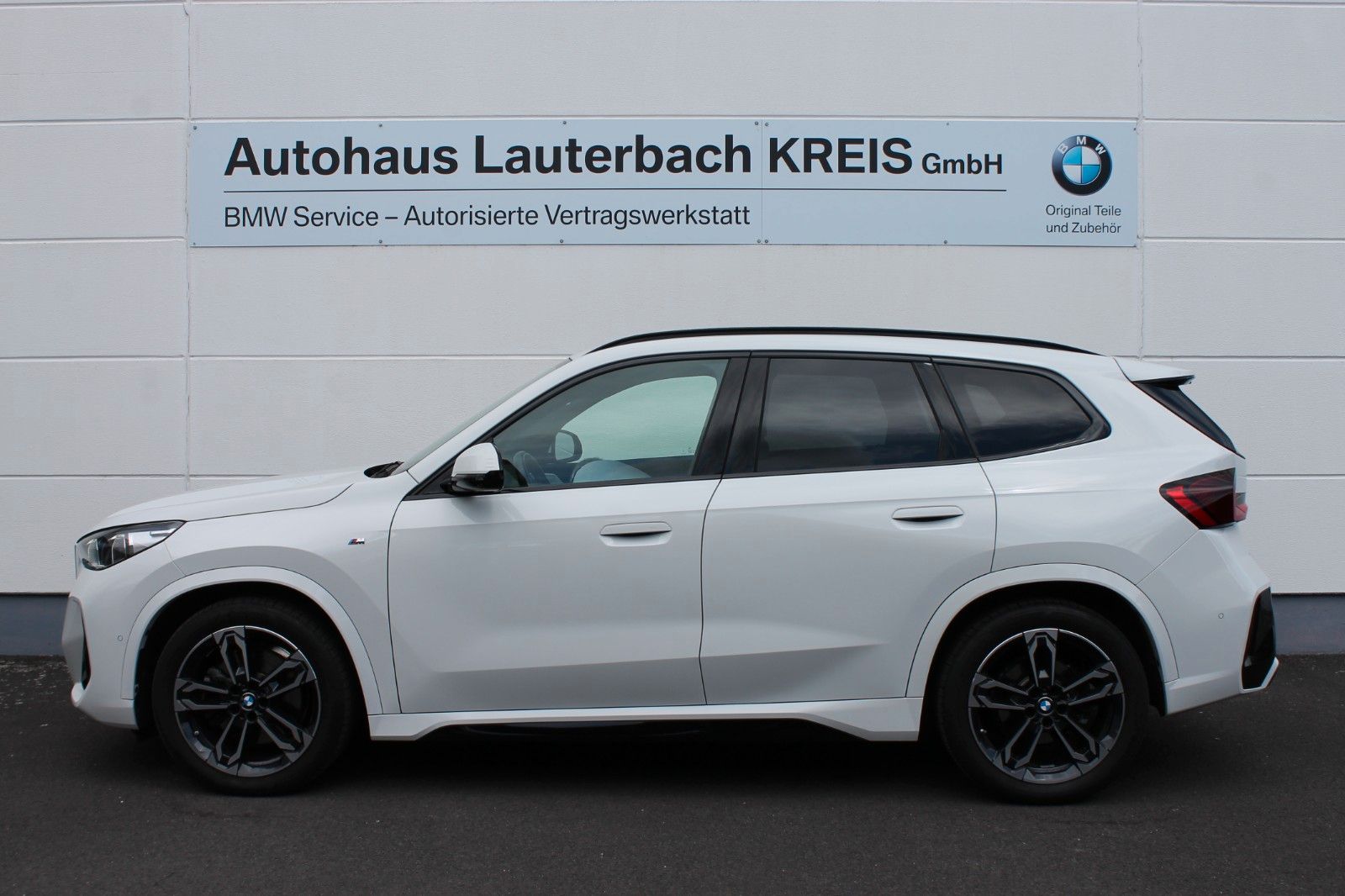 BMW X1 xDrive 23i M-Sport - Samsaru's Car Outlet