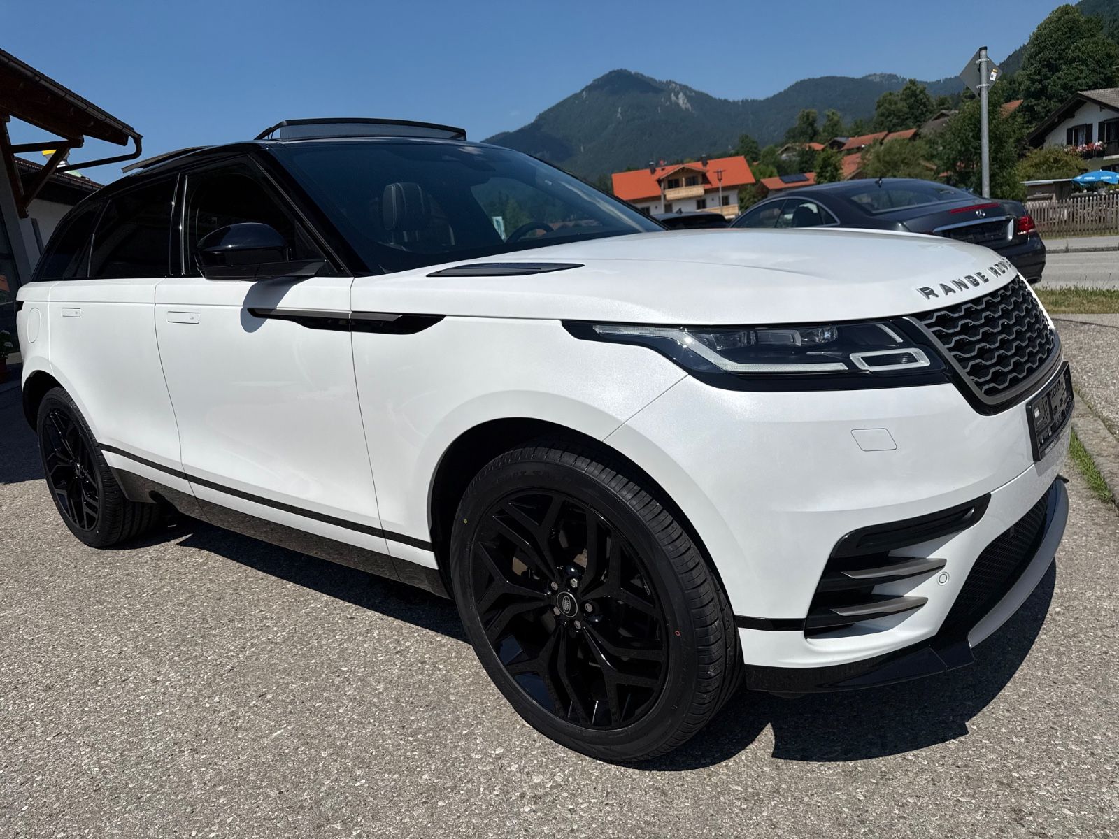Range Rover Velar D300 Auric Edition - Samsaru's Car Outlet
