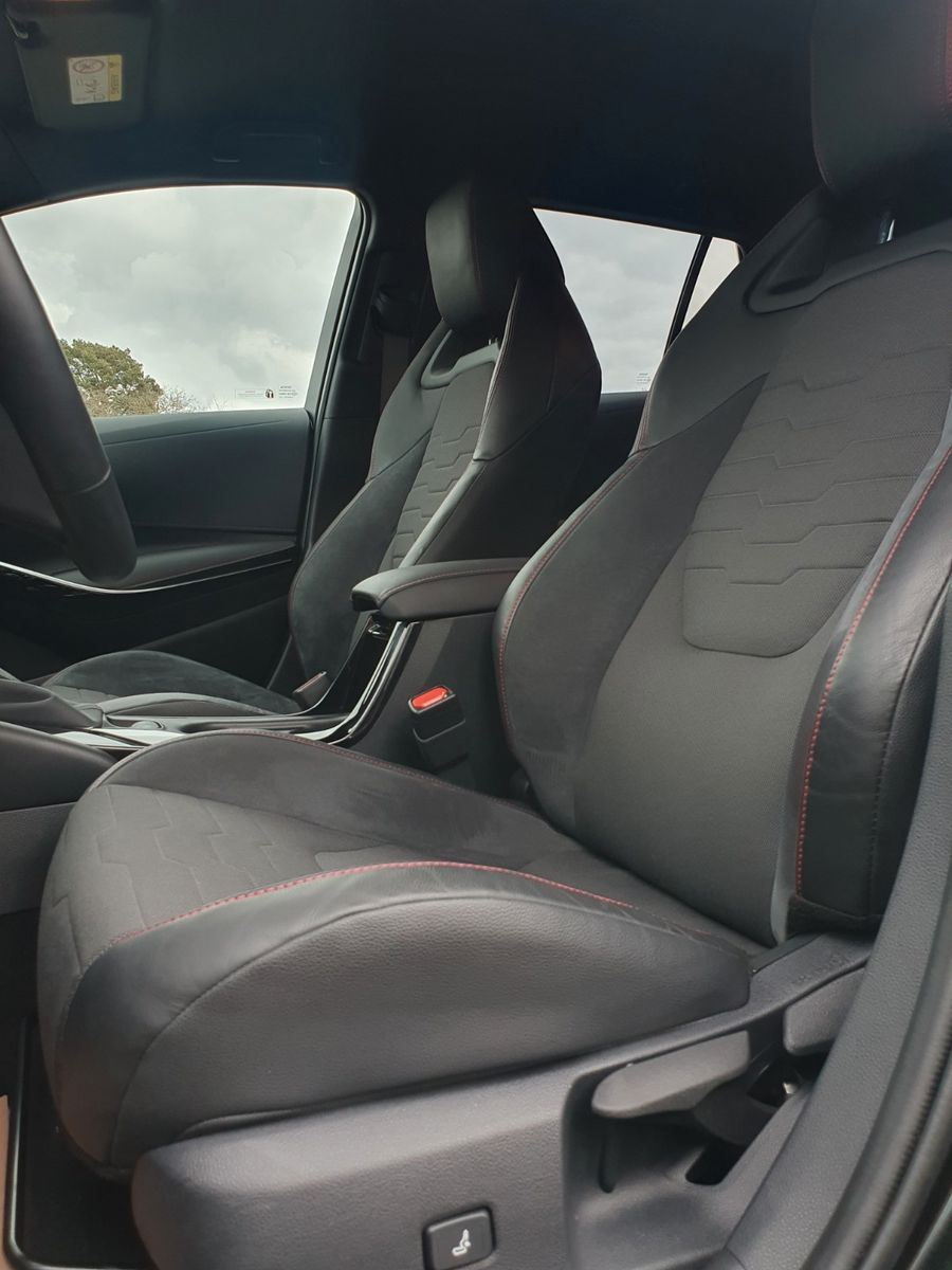 Toyota Corolla Touring Sports 2.0 Hybrid Lounge - Samsaru's Car Outlet