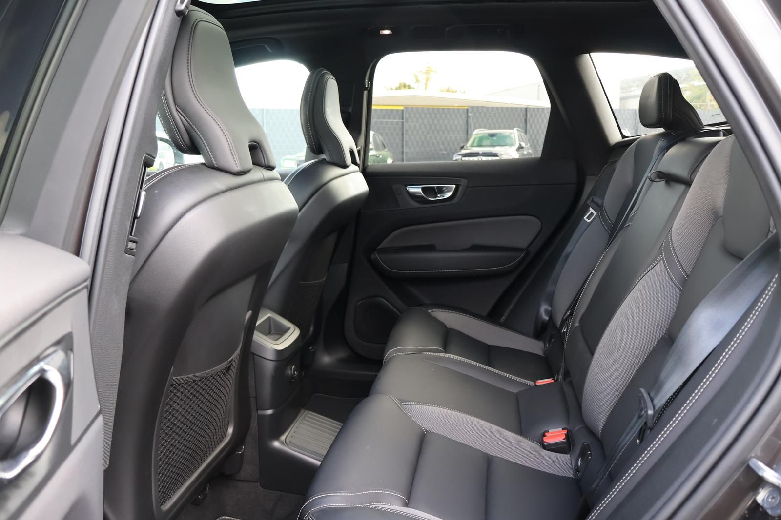 Volvo XC60  T8 AWD R Design Hybrid  Pano-AHK-FACELIFT