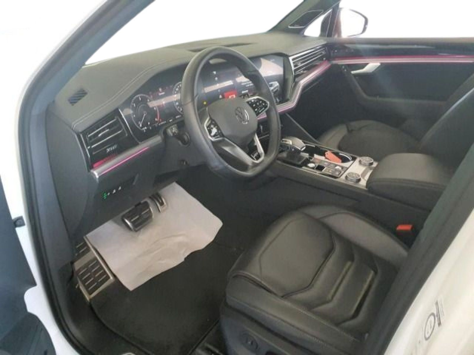 Volkswagen Touareg 3.0 TDI R-Line 4Motion - Samsaru's Car Outlet
