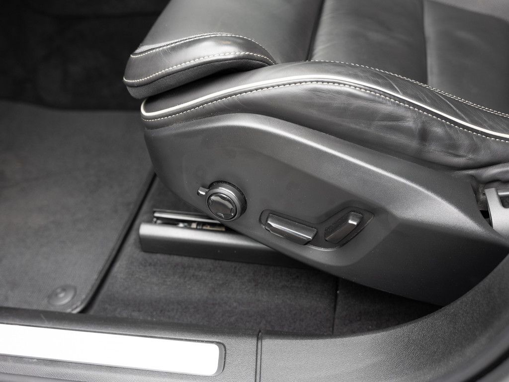 Volvo XC60 B4 R-Design AWD H/K AHK HUD FACEL. LED PANO