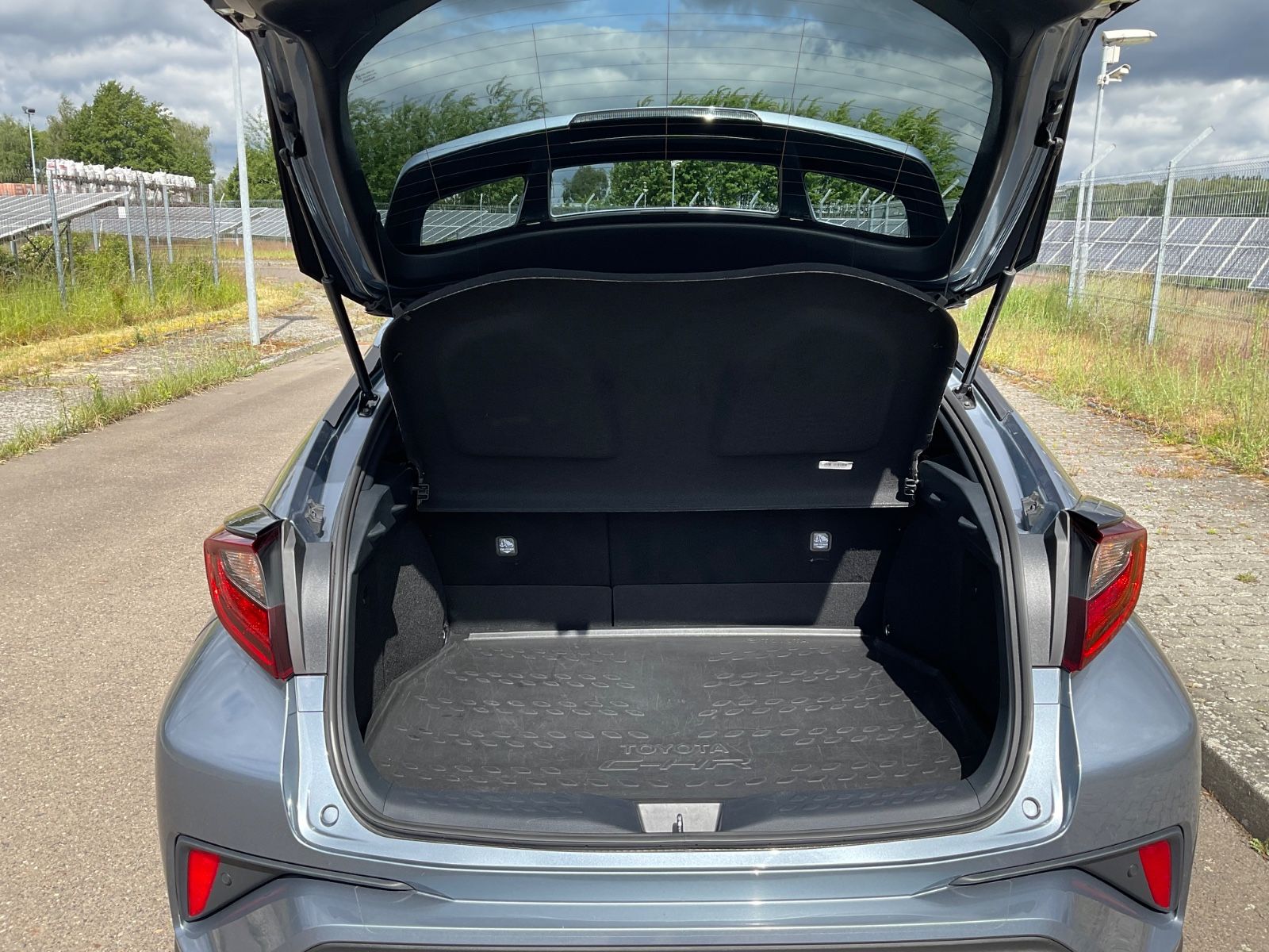 Toyota C-HR Hybrid - Samsaru's Car Outlet