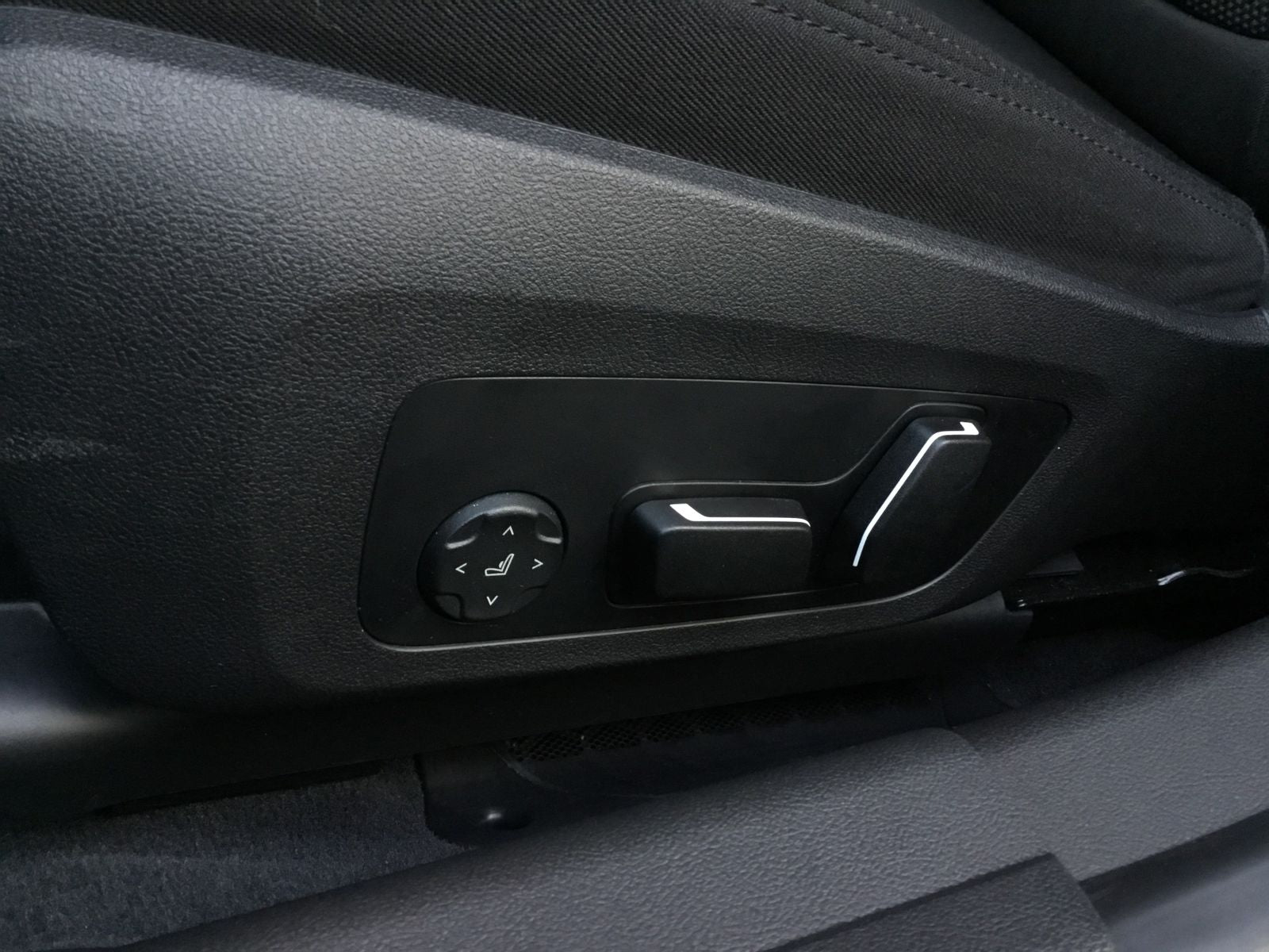 BMW 330e xDrive Touring LC PROF+HUD+PANO+AHK+KAMERA