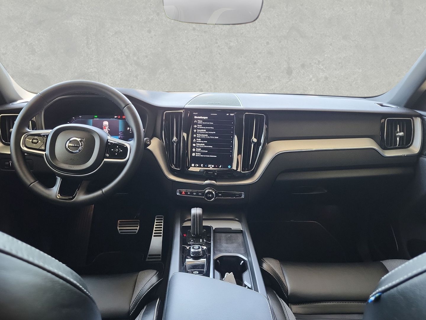 Volvo XC60 R Design Recharge Plug-In Hybrid AWD - Samsaru's Car Outlet